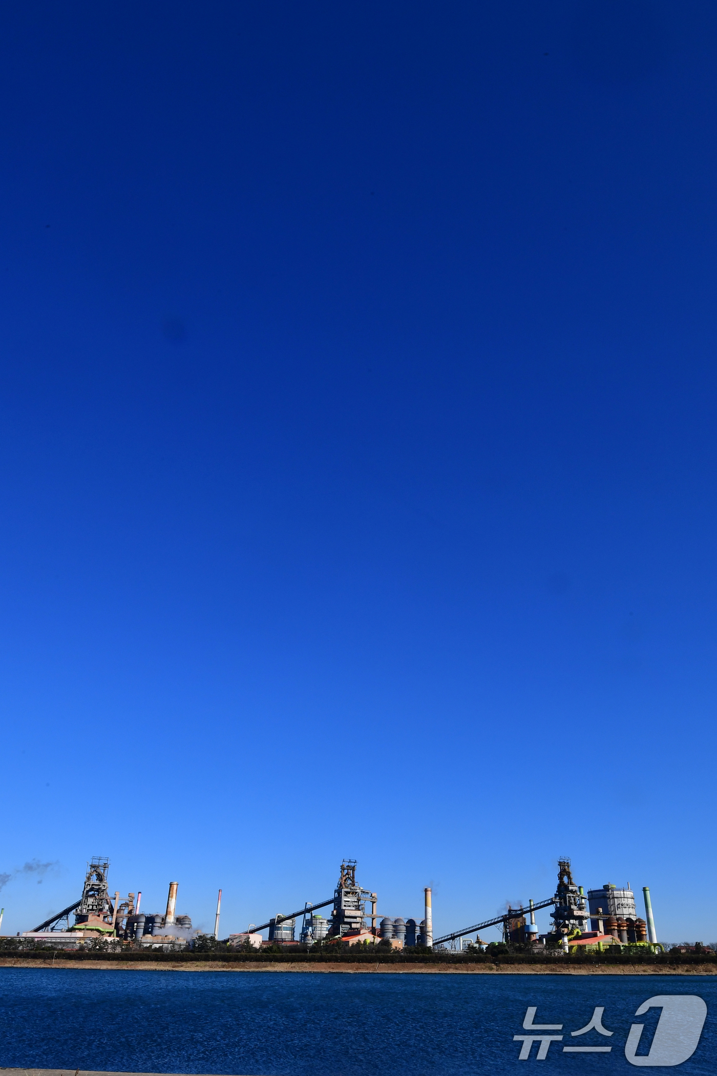 (포항=뉴스1) 최창호 기자 = 22일 오후 포스코 포항제철소 상공 위로 구름 한점 없는 푸른 하늘이 펼쳐지고 있다. 2026.1.22/뉴스1