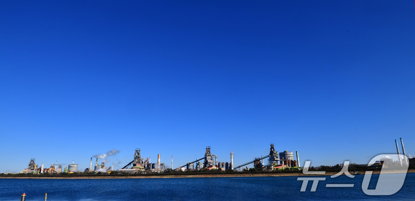 (포항=뉴스1) 최창호 기자 = 22일 오후 포스코 포항제철소 상공 위로 구름 한점 없는 푸른 하늘이 펼쳐지고 있다. 2026.1.22/뉴스1