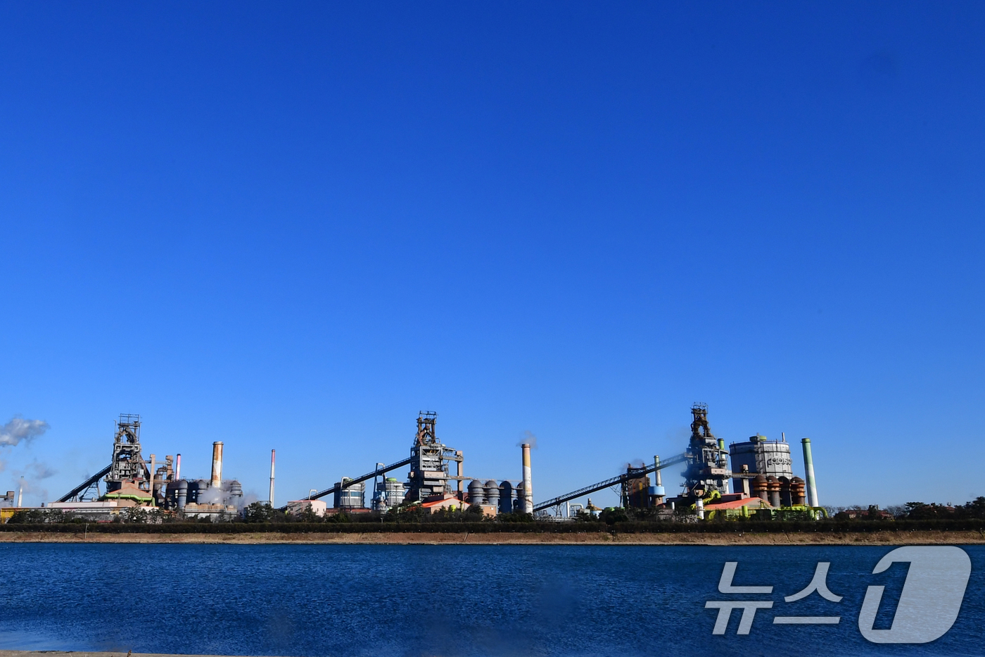 (포항=뉴스1) 최창호 기자 = 22일 오후 포스코 포항제철소 상공 위로 구름 한점 없는 푸른 하늘이 펼쳐지고 있다. 2026.1.22/뉴스1