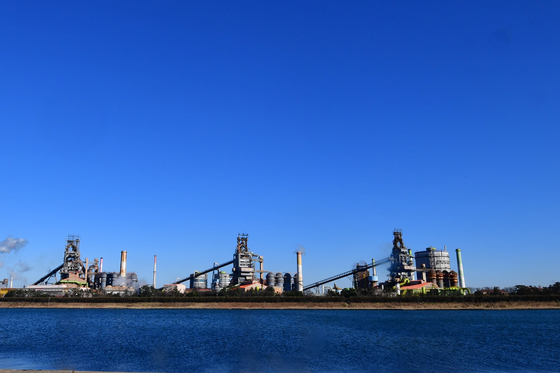 푸른 하늘과 만난 포항제철소