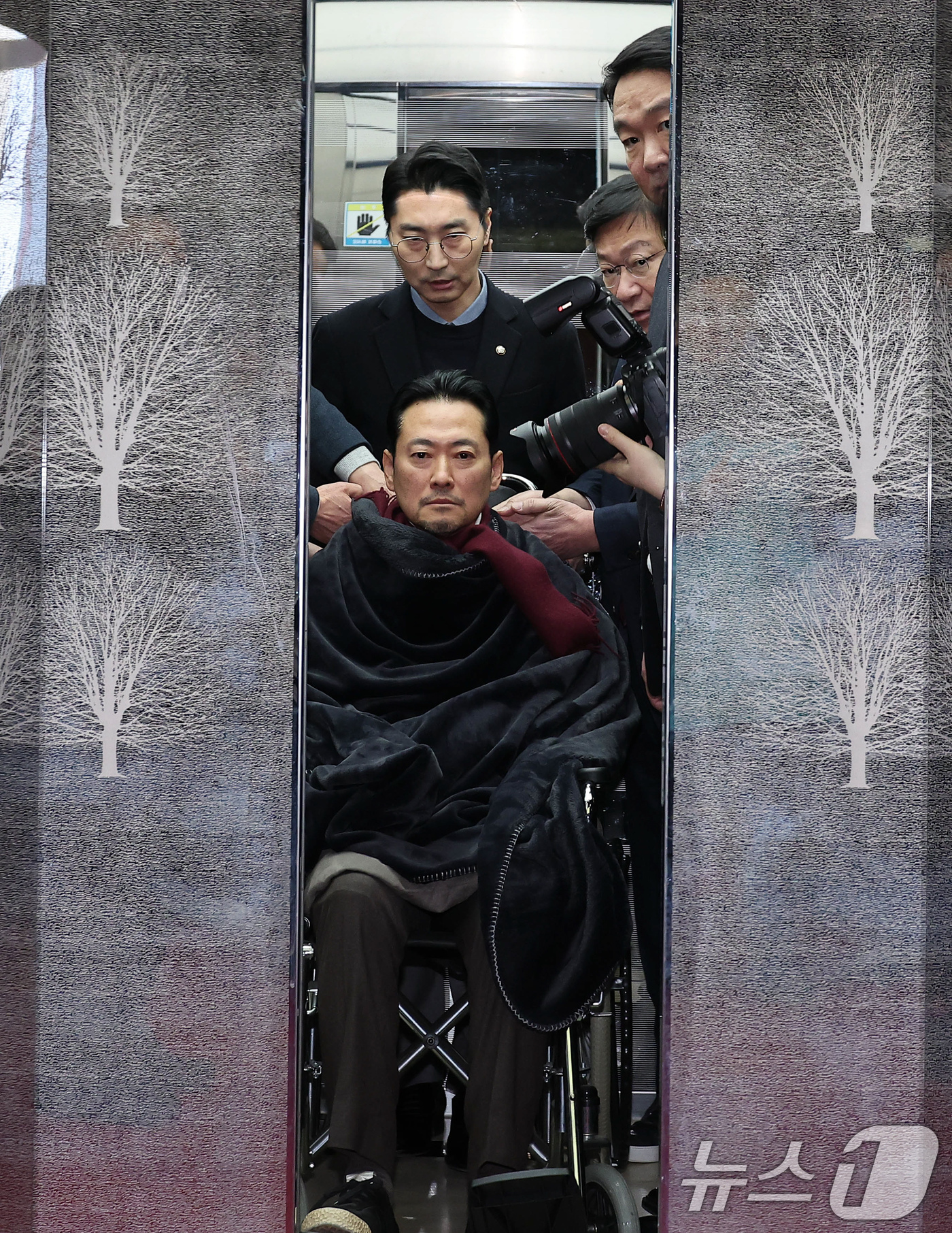 (서울=뉴스1) 국회사진기자단 = '통일교·공천헌금' 쌍특검법 수용을 촉구하며 단식을 시작한 장동혁 국민의힘 대표가 22일 서울 여의도 국회에서 단식 8일 만에 박근혜 전 대통령의 …