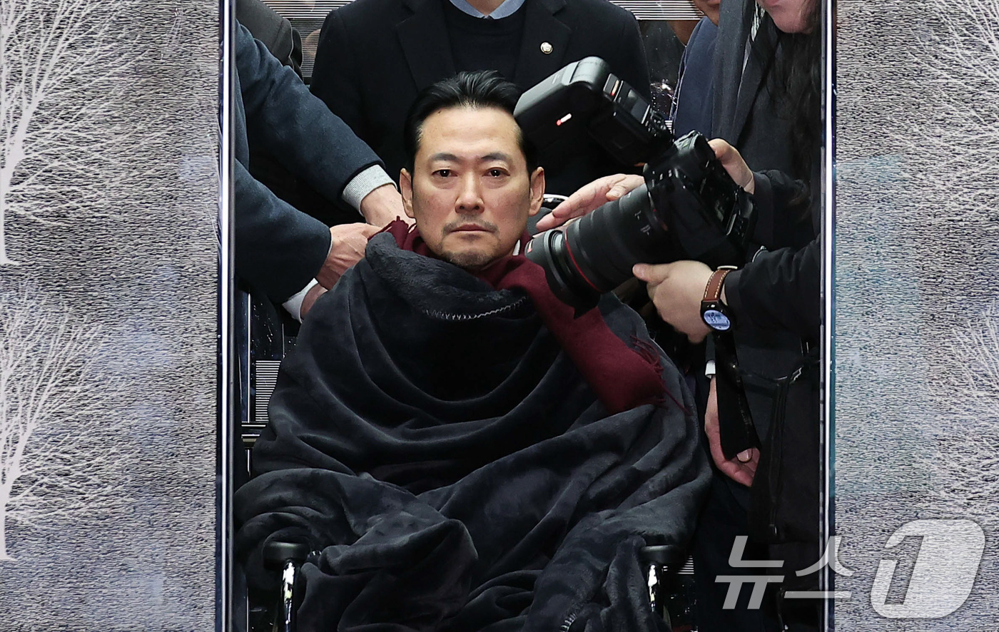 (서울=뉴스1) 국회사진기자단 = '통일교·공천헌금' 쌍특검법 수용을 촉구하며 단식을 시작한 장동혁 국민의힘 대표가 22일 서울 여의도 국회에서 단식 8일 만에 박근혜 전 대통령의 …