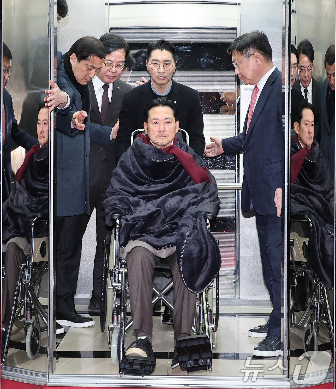 (서울=뉴스1) 국회사진기자단 = '통일교·공천헌금' 쌍특검법 수용을 촉구하며 단식을 시작한 장동혁 국민의힘 대표가 22일 서울 여의도 국회에서 단식 8일 만에 박근혜 전 대통령의 …