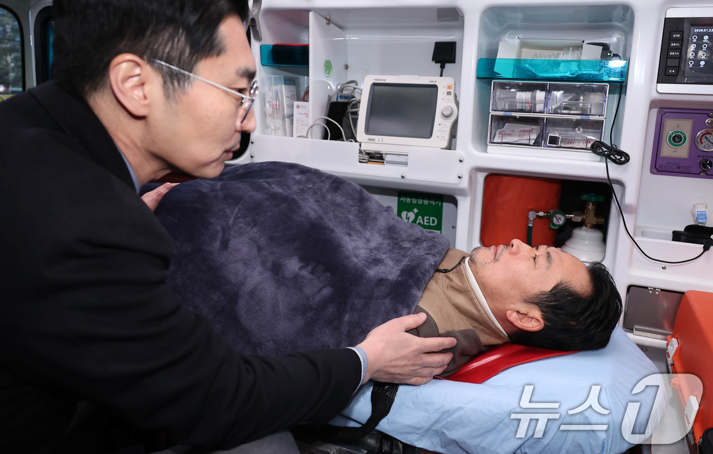 (서울=뉴스1) 국회사진기자단 = '통일교·공천헌금' 쌍특검법 수용을 촉구하며 단식을 시작한 장동혁 국민의힘 대표가 22일 서울 여의도 국회에서 단식 8일 만에 박근혜 전 대통령의 …