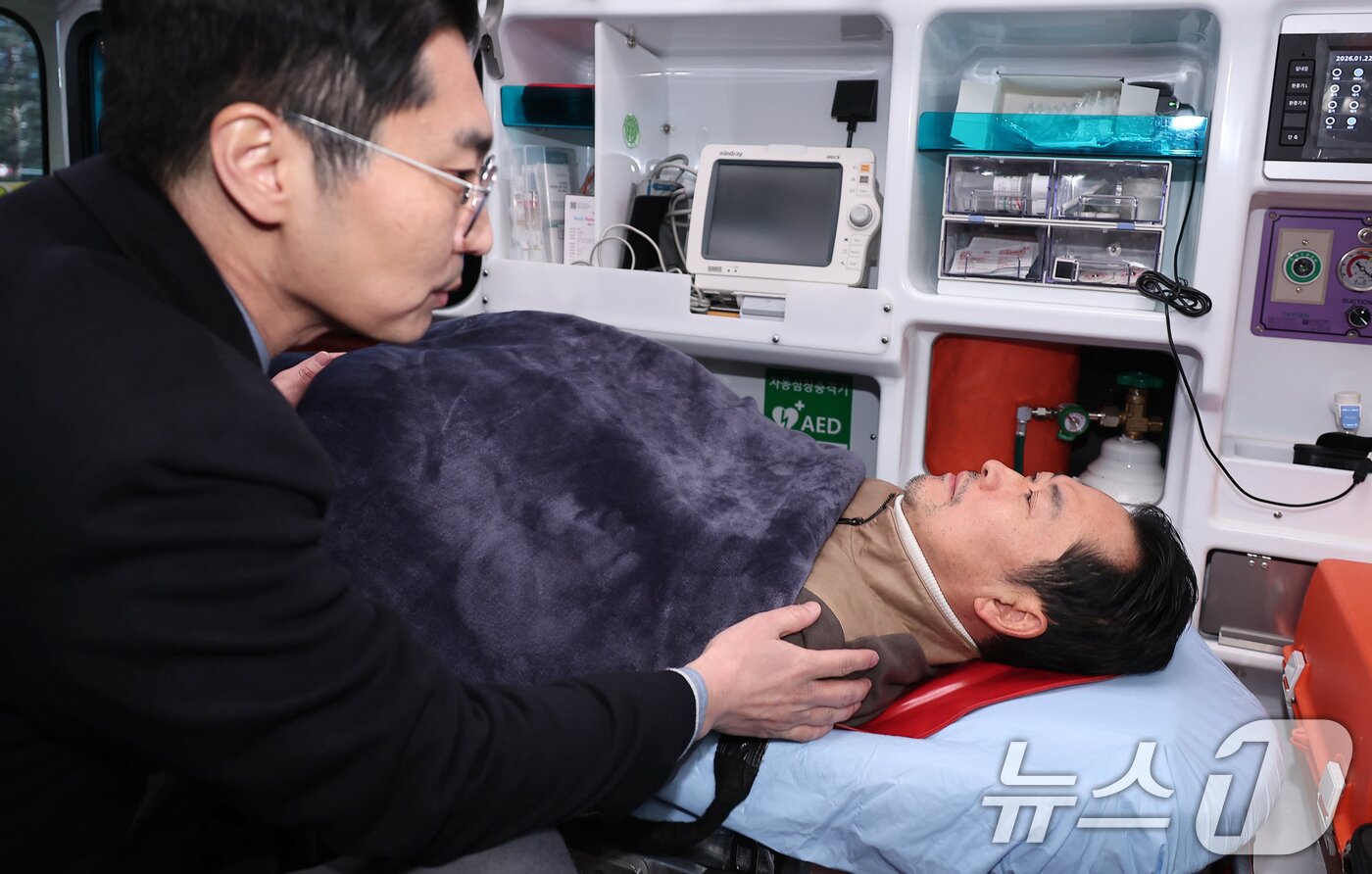 본문 이미지 - '통일교·공천헌금' 쌍특검법 수용을 촉구하며 단식을 시작한 장동혁 국민의힘 대표가 22일 서울 여의도 국회에서 단식 8일 만에 박근혜 전 대통령의 단식 중단 권고를 받아들여 병원으로 이송되고 있다. 2026.1.22/뉴스1 ⓒ News1 국회사진기자단