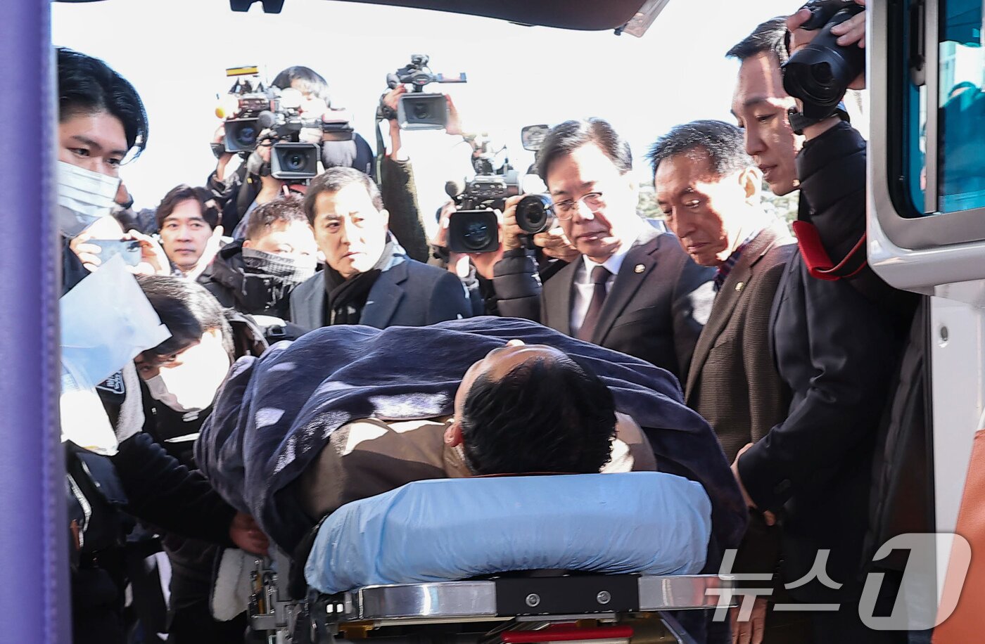 본문 이미지 - '통일교·공천헌금' 쌍특검법 수용을 촉구하며 단식을 시작한 장동혁 국민의힘 대표가 22일 서울 여의도 국회에서 단식 8일 만에 박근혜 전 대통령의 단식 중단 권고를 받아들여 병원으로 이송되고 있다. 2026.1.22/뉴스1 ⓒ News1 국회사진기자단