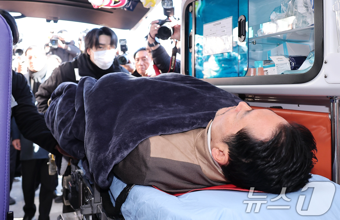 (서울=뉴스1) 국회사진기자단 = '통일교·공천헌금' 쌍특검법 수용을 촉구하며 단식을 시작한 장동혁 국민의힘 대표가 22일 서울 여의도 국회에서 단식 8일 만에 박근혜 전 대통령의 …