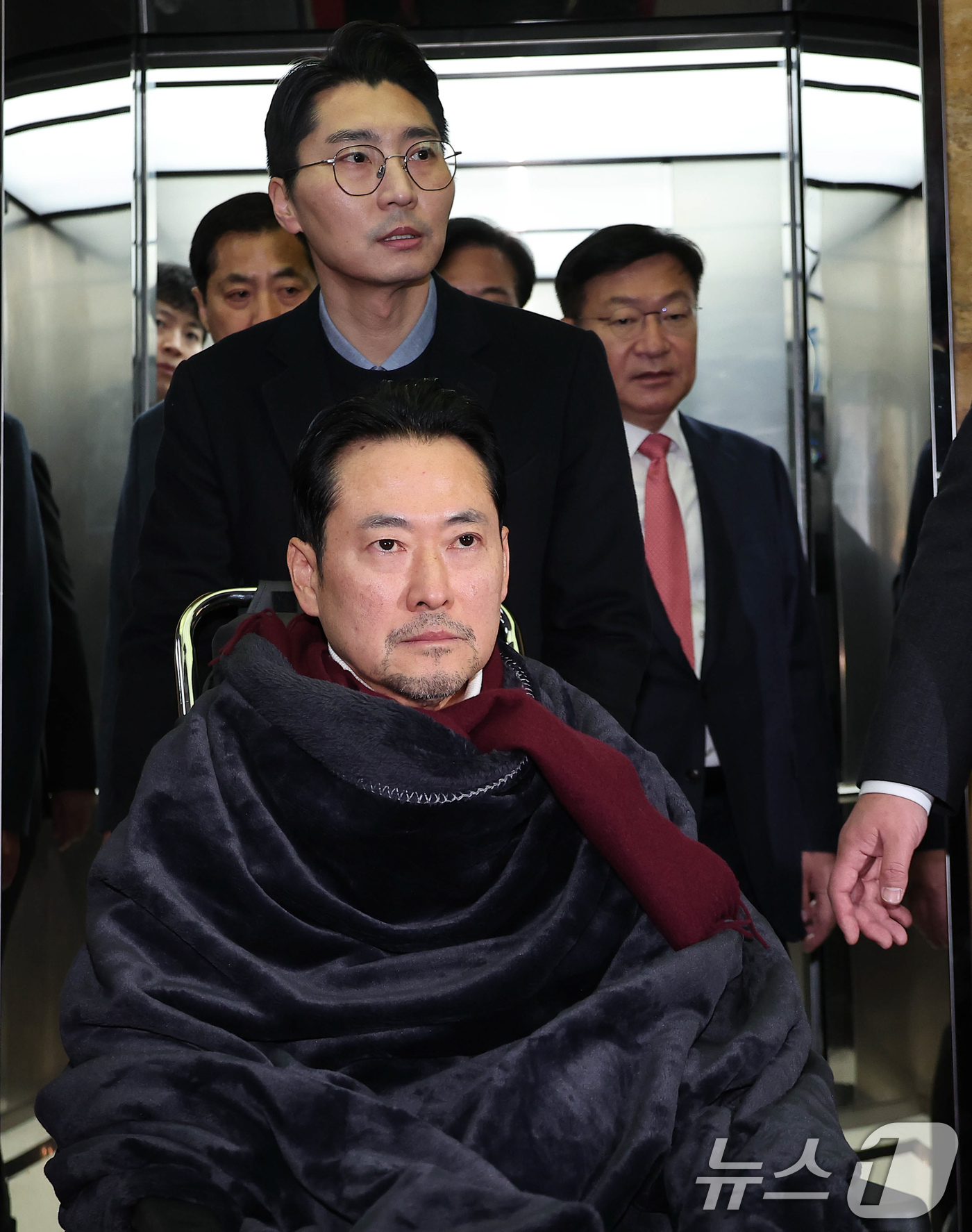 (서울=뉴스1) 국회사진기자단 = '통일교·공천헌금' 쌍특검법 수용을 촉구하며 단식을 시작한 장동혁 국민의힘 대표가 22일 서울 여의도 국회에서 단식 8일 만에 박근혜 전 대통령의 …