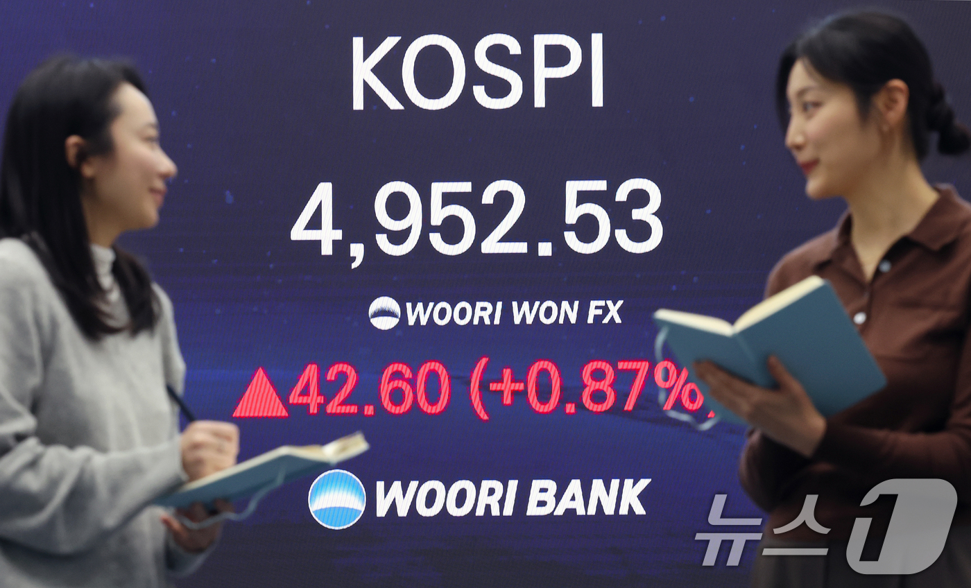 (서울=뉴스1) 오대일 기자 = 한국 증시가 사상 처음으로 장중 5000 돌파 쾌거를 달성한 22일 오후 서울 중구 우리은행 본점 딜링룸 전광판에 종가가 표시되고 있다.이날 코스피 …