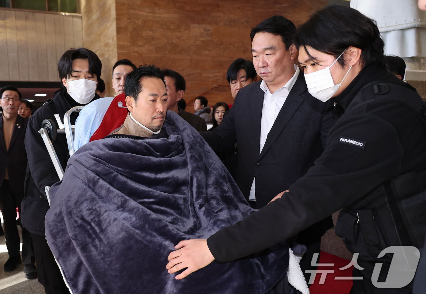 (서울=뉴스1) 국회사진기자단 = '통일교·공천헌금' 쌍특검법 수용을 촉구하며 단식을 시작한 장동혁 국민의힘 대표가 22일 서울 여의도 국회에서 단식 8일 만에 박근혜 전 대통령의 …