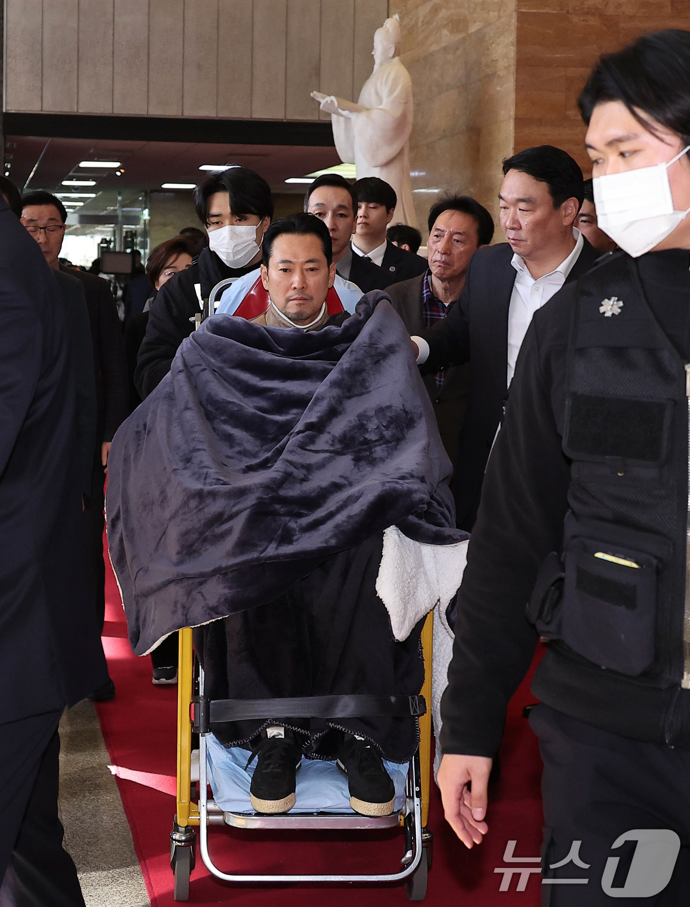 (서울=뉴스1) 국회사진기자단 = '통일교·공천헌금' 쌍특검법 수용을 촉구하며 단식을 시작한 장동혁 국민의힘 대표가 22일 서울 여의도 국회에서 단식 8일 만에 박근혜 전 대통령의 …