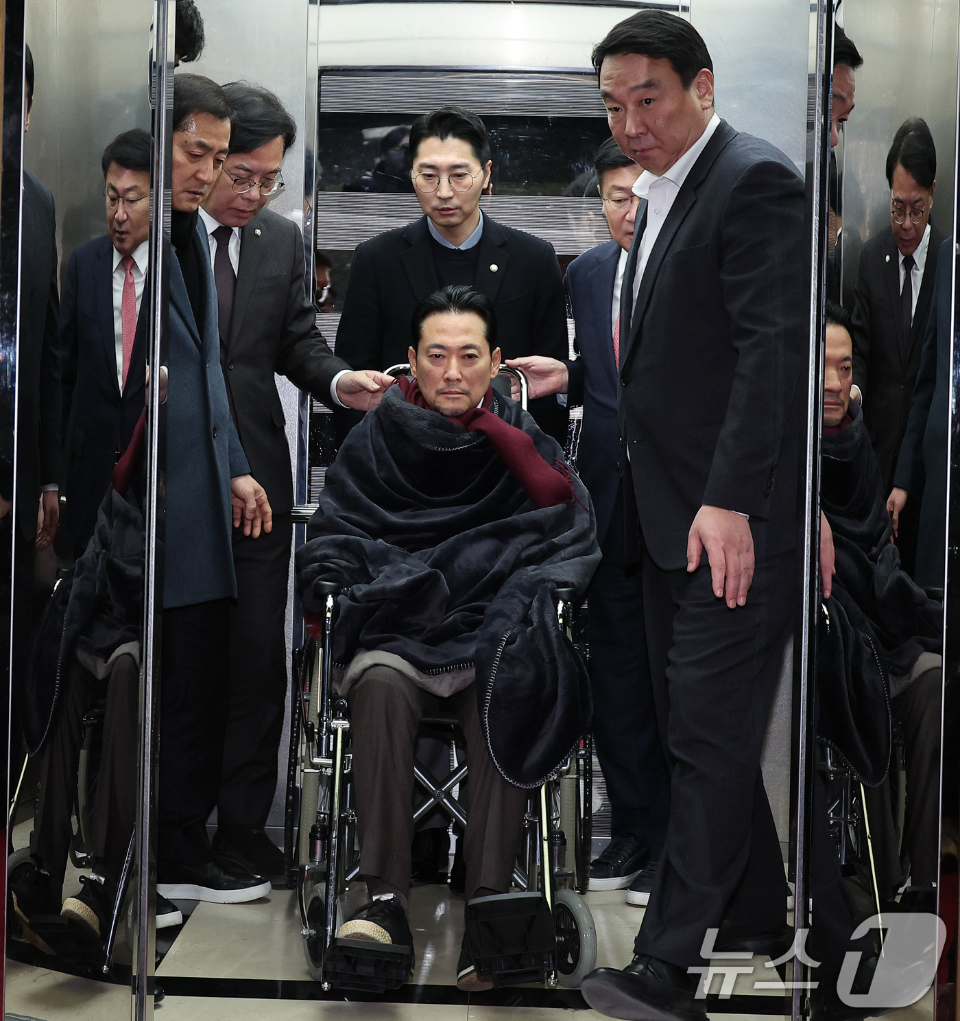 (서울=뉴스1) 국회사진기자단 = '통일교·공천헌금' 쌍특검법 수용을 촉구하며 단식을 시작한 장동혁 국민의힘 대표가 22일 서울 여의도 국회에서 단식 8일 만에 박근혜 전 대통령의 …