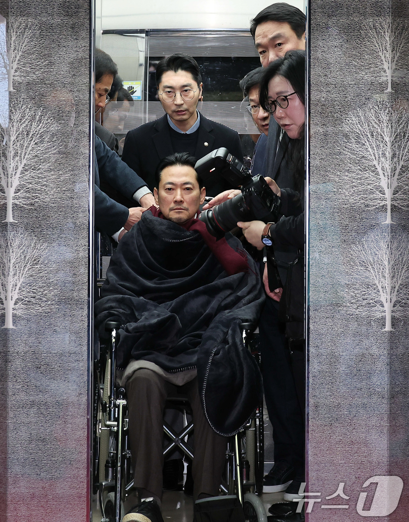 (서울=뉴스1) 국회사진기자단 = '통일교·공천헌금' 쌍특검법 수용을 촉구하며 단식을 시작한 장동혁 국민의힘 대표가 22일 서울 여의도 국회에서 단식 8일 만에 박근혜 전 대통령의 …