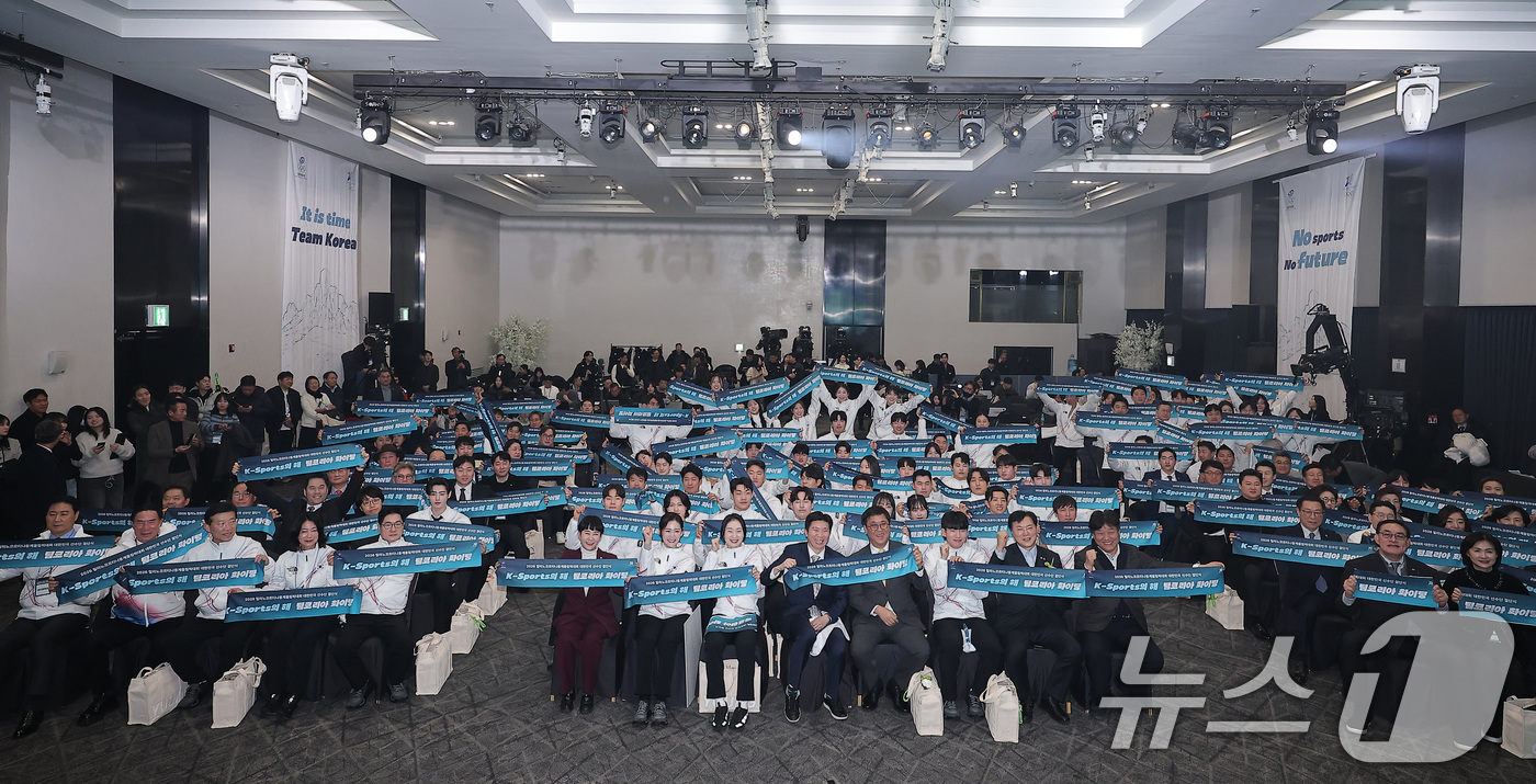 (서울=뉴스1) 김성진 기자 = 최휘영 문화체육관광부 장관, 유승민 대한체육회장, 이수경 선수단장, 쇼트트랙 최민정, 스피드스케이팅 정재원 등 출전 선수들이 22일 서울 송파구 올 …