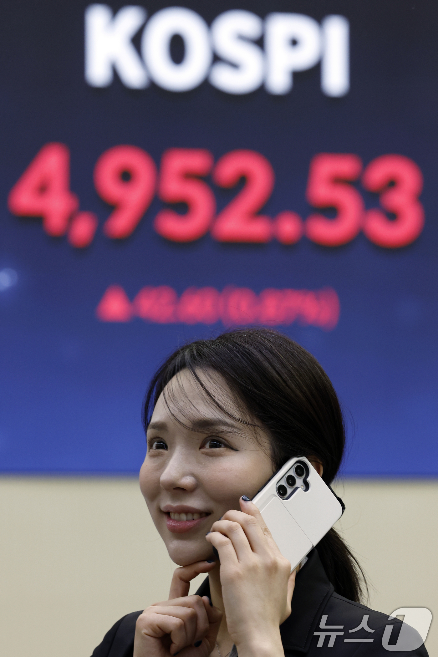 (서울=뉴스1) 박정호 기자 = 22일 오후 서울 영등포구 여의나루로 KRX 한국거래소 서울사무소 현황판에 종가가 나오고 있다.장중 5000포인트를 넘겼던 코스피는 전 거래일 대비 …