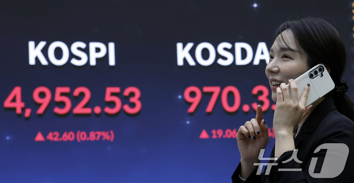 (서울=뉴스1) 박정호 기자 = 22일 오후 서울 영등포구 여의나루로 KRX 한국거래소 서울사무소 현황판에 종가가 나오고 있다.장중 5000포인트를 넘겼던 코스피는 전 거래일 대비 …