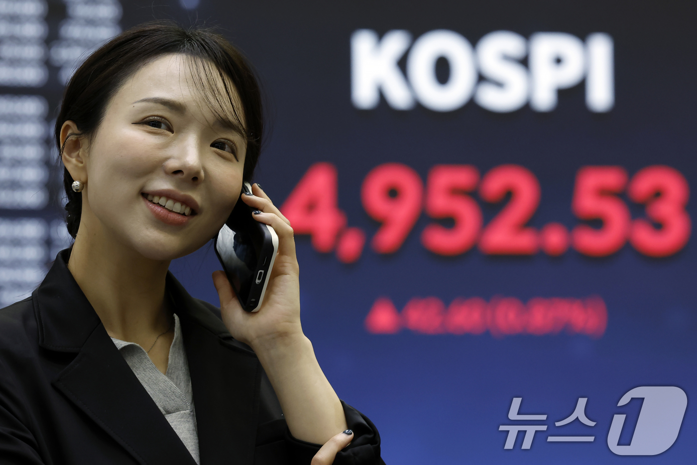 (서울=뉴스1) 박정호 기자 = 22일 오후 서울 영등포구 여의나루로 KRX 한국거래소 서울사무소 현황판에 종가가 나오고 있다.장중 5000포인트를 넘겼던 코스피는 전 거래일 대비 …