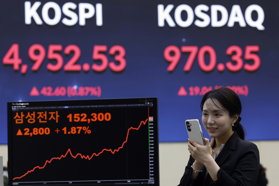 반도체가 견인한 증시, 4950선 역대 최고 종가