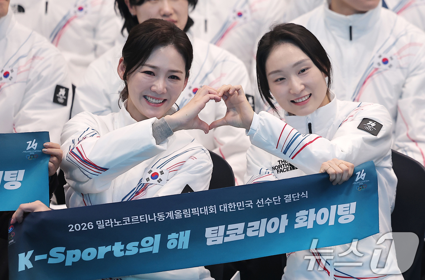 (서울=뉴스1) 김성진 기자 = 이수경 선수단장(왼쪽)과 쇼트트랙 최민정이 22일 서울 송파구 올림픽파크텔에서 열린 2026 밀라노코르티나 동계올림픽대회 결단식에서 기념촬영을 하고 …
