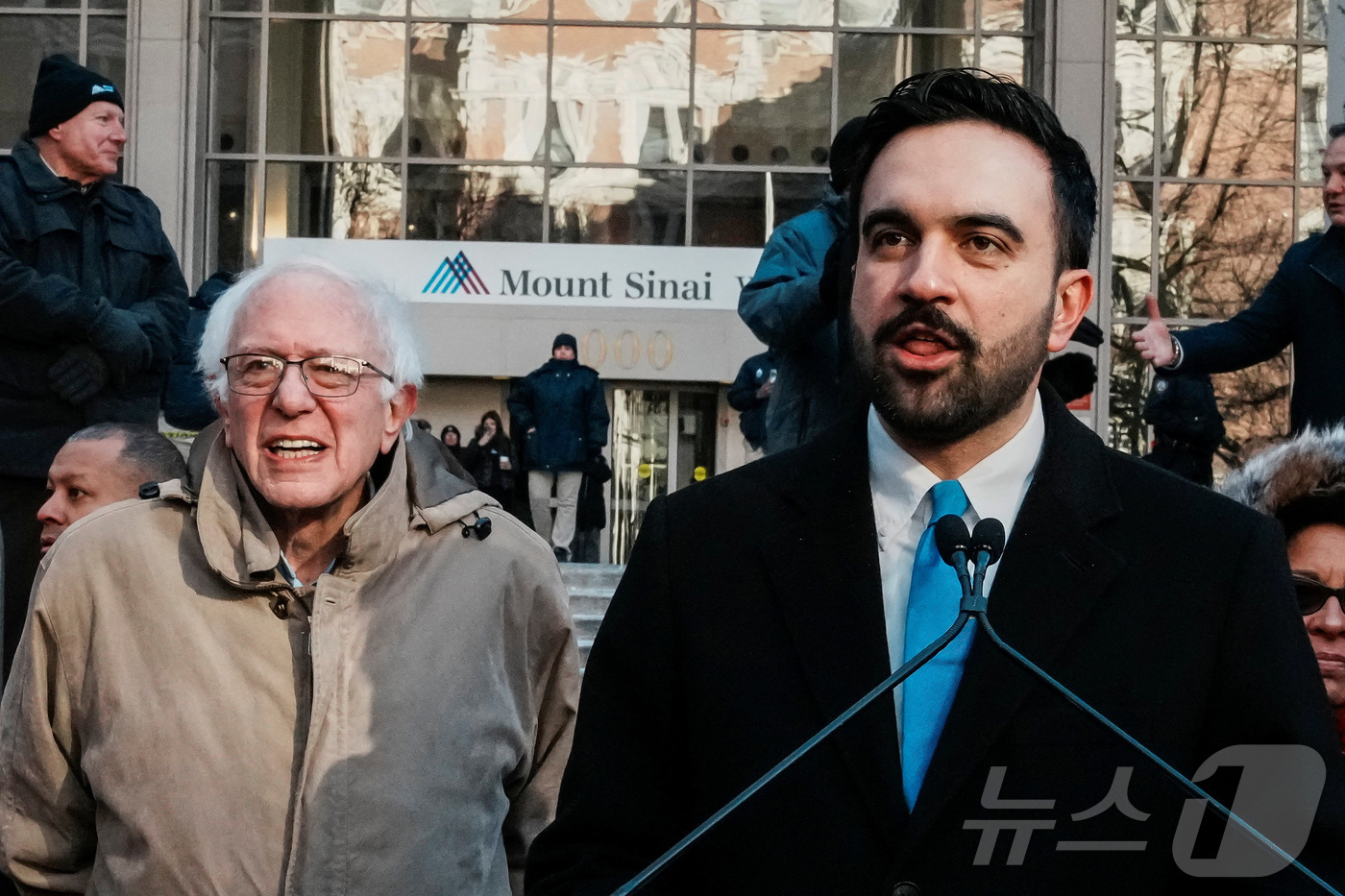 (뉴욕 로이터=뉴스1) 이정환 기자 = 지난 20일(현지시간) 미국 뉴욕주 간호사협회(NYSN) 노조원들의 피켓 시위에서 조란 맘다니 뉴욕시장이 버니 샌더스 미국 상원의원 옆에 서 …