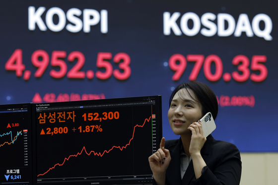 코스피, 사상 첫 '오천피' 찍고 4950선 마감…'개미의 힘'[시황종합]