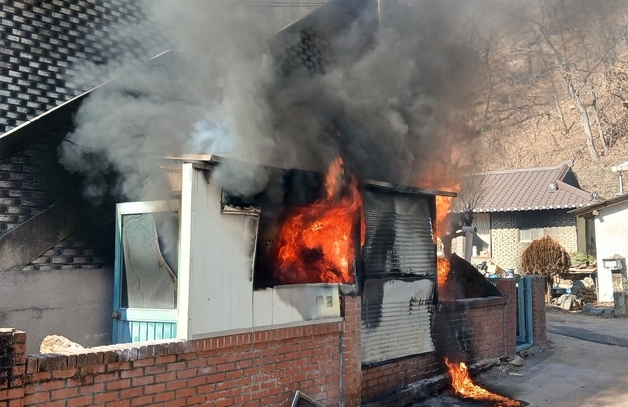 괴산서 주택 화목보일러 연통 과열 추정 불…인명피해 없어