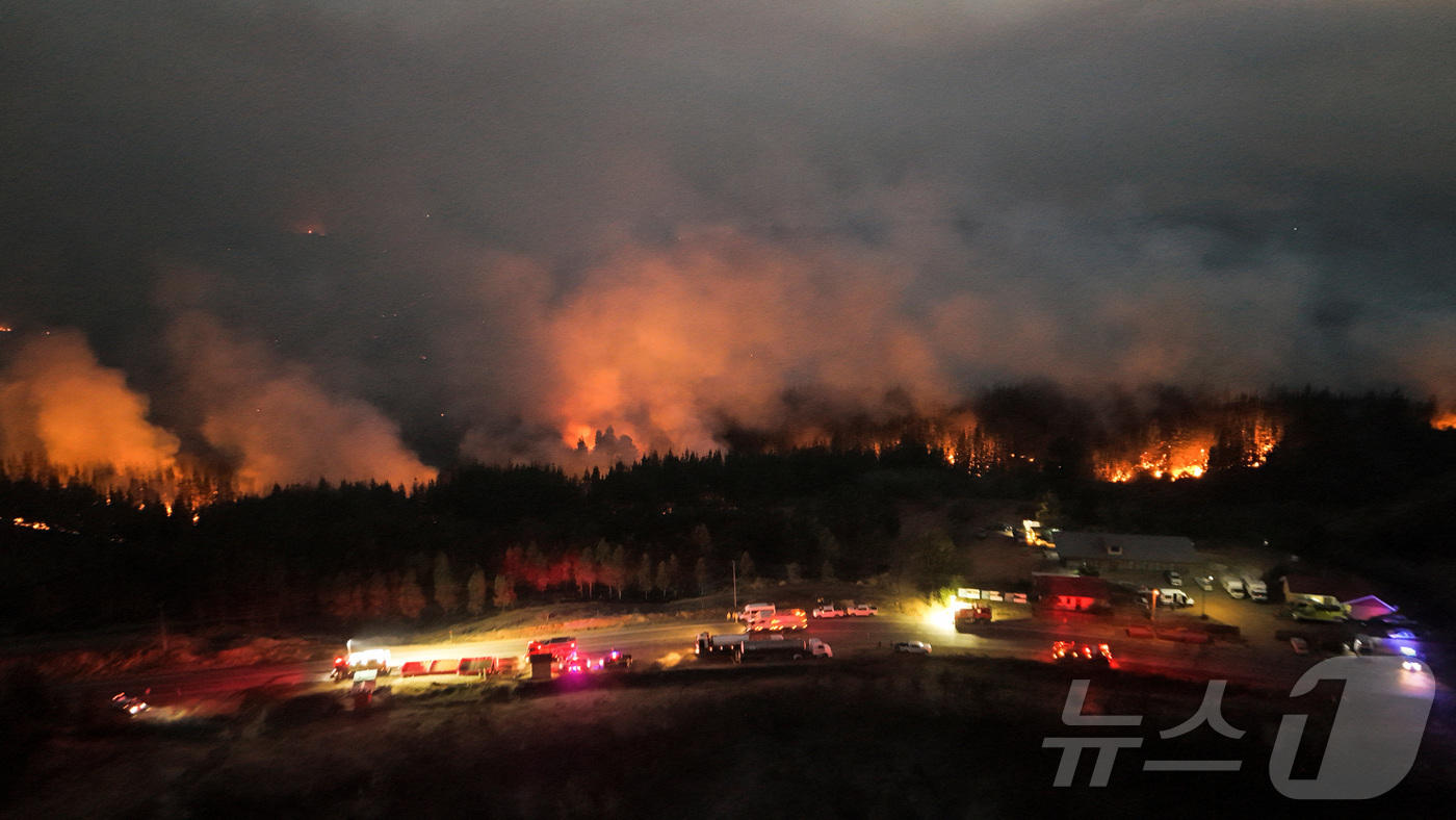(플로리다 로이터=뉴스1) 이정환 기자 = 21일(현지시간) 칠레 플로리다 비오비오 지역에서 여러 건의 산불이 발생해 긴급 대피령이 내려졌다. 2026.01.21.ⓒ 로이터=뉴스1 …