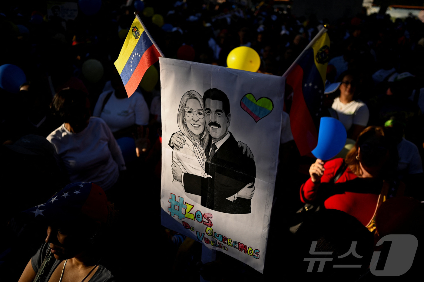 (과레나스 로이터=뉴스1) 이정환 기자 = 21일(현지시간) 베네수엘라 과레나스에서 미군의 공습으로 생포된 니콜라스 마두로 전 대통령과 그의 부인 실리아 플로레스 여사의 석방을 요 …