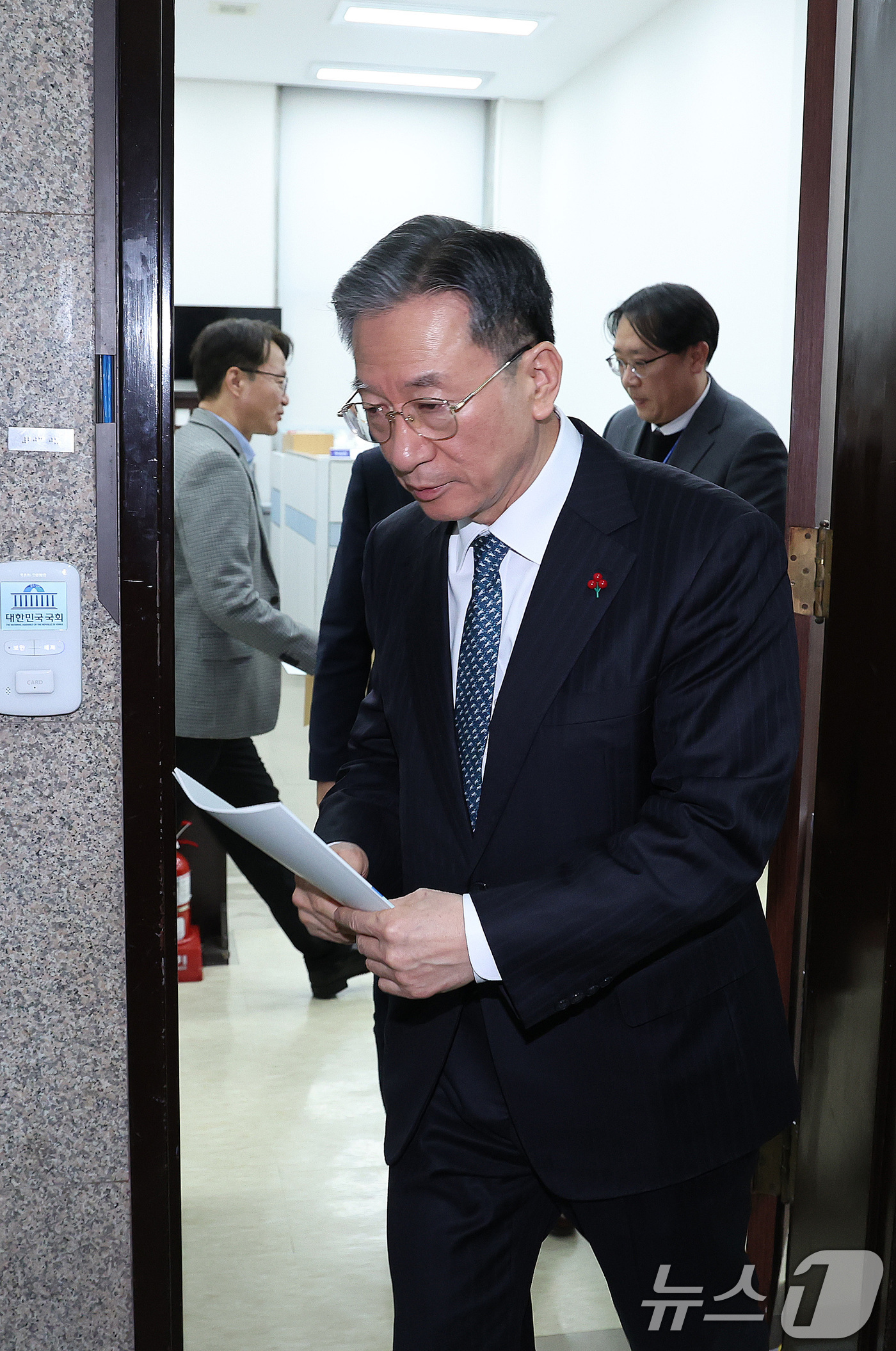 (서울=뉴스1) 신웅수 기자 = 정성호 법무부 장관이 22일 서울 여의도 국회에서 한병도 더불어민주당 원내대표를 만난 후 원내대표실을 나서고 있다. 2026.1.22/뉴스1