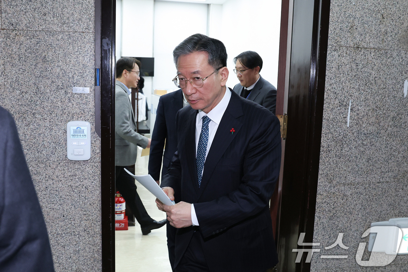 (서울=뉴스1) 신웅수 기자 = 정성호 법무부 장관이 22일 서울 여의도 국회에서 한병도 더불어민주당 원내대표를 만난 후 원내대표실을 나서고 있다. 2026.1.22/뉴스1