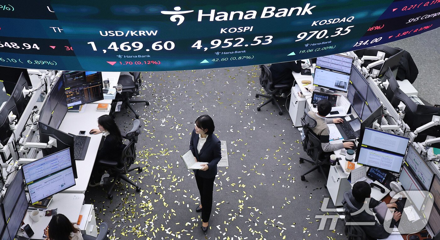 본문 이미지 - 코스피가 장중 사상 처음 5000선을 돌파한 뒤 오름폭을 줄여 4950대에 장을 마친 지난 22일 오후 서울 중구 하나은행 본점 딜링룸 현황판에 코스피지수 종가가 나타나고 있다. 2026.1.22/뉴스1 ⓒ News1 박지혜 기자
