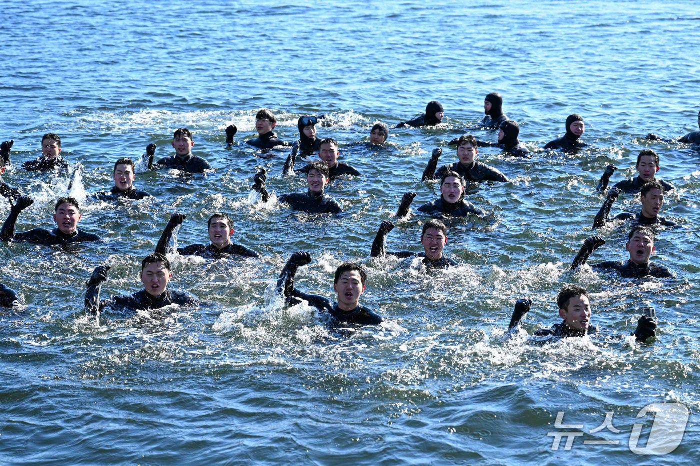 본문 이미지 - 22일 경남 창원 해군 해난구조전대에서 진행된 SSU 혹한기 내한훈련에 참가한 심해잠수사들이 혹한의 바다에서 군가를 제창하고 있다. 기자도 같이 입수해 훈련을 체험하는 시간을 가졌다. (해군 제공)