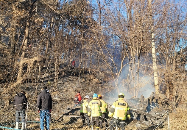 충주 살미면 용천리 야산서 불…헬기 동원 진화 완료