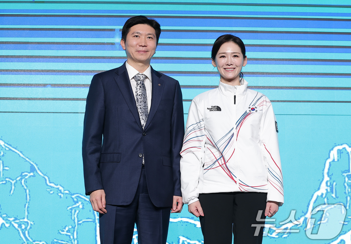 (서울=뉴스1) 김성진 기자 = 유승민 대한체육회장(왼쪽)과 이수경 선수단장이 22일 서울 송파구 올림픽파크텔에서 열린 2026 밀라노코르티나 동계올림픽대회 결단식에서 기념촬영을 …
