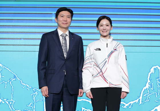 기념촬영하는 유승민 대한체육회장·이수경 선수단장