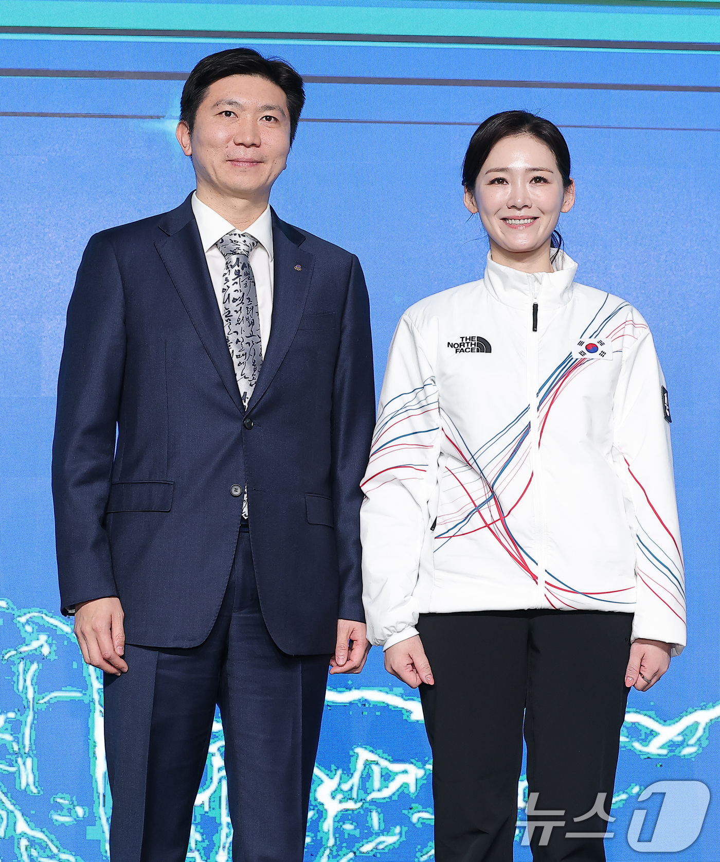 (서울=뉴스1) 김성진 기자 = 유승민 대한체육회장(왼쪽)과 이수경 선수단장이 22일 서울 송파구 올림픽파크텔에서 열린 2026 밀라노코르티나 동계올림픽대회 결단식에서 기념촬영을 …