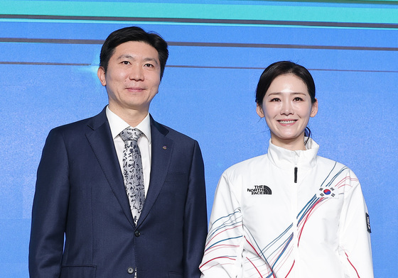 기념촬영하는 유승민 대한체육회장·이수경 선수단장