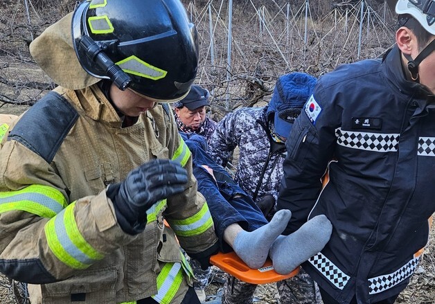 경산 의용소방대원이 언덕 아래 추락한 차량 운전자 구조