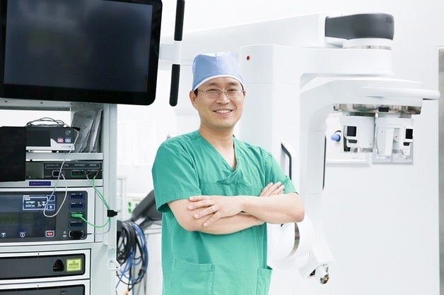 이진욱 아인병원 센터장, 한쪽 유륜 접근 갑상선암 로봇수술 500례 달성