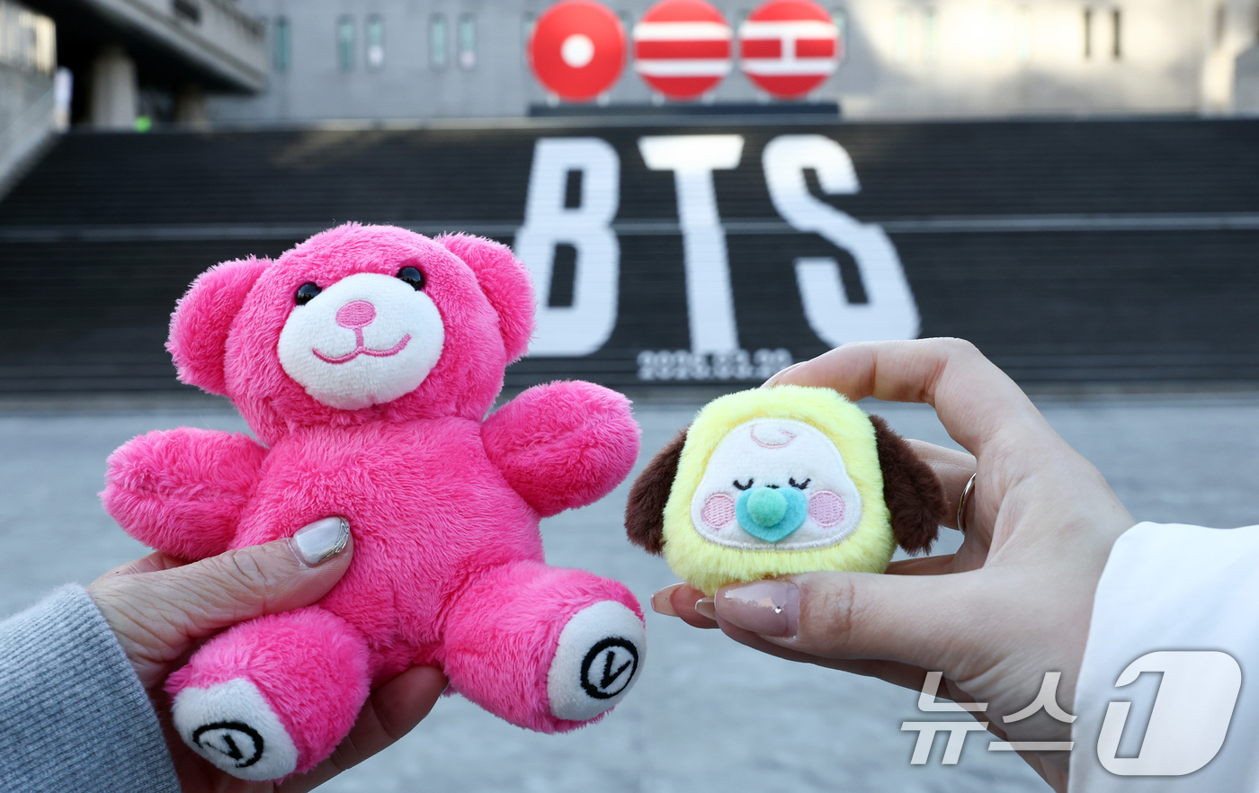 (서울=뉴스1) 최지환 기자 = 22일 오후 서울 종로구 세종문화회관 계단에 설치된 방탄소년단(BTS)의 정규 5집 컴백을 알리는 홍보물을 배경으로 관광객들이 기념촬영을 하고 있다 …