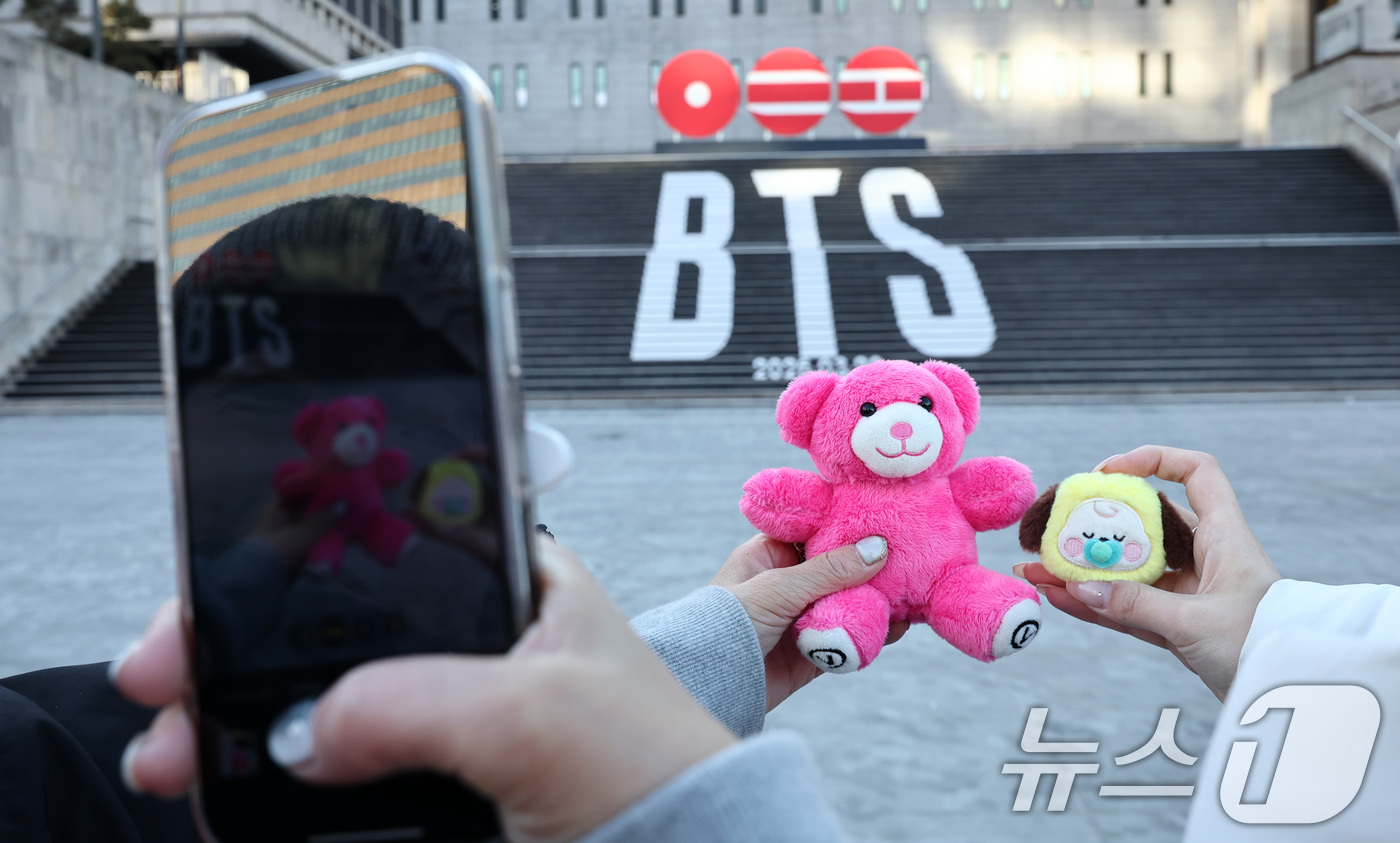 (서울=뉴스1) 최지환 기자 = 22일 오후 서울 종로구 세종문화회관 계단에 설치된 방탄소년단(BTS)의 정규 5집 컴백을 알리는 홍보물을 배경으로 관광객들이 기념촬영을 하고 있다 …
