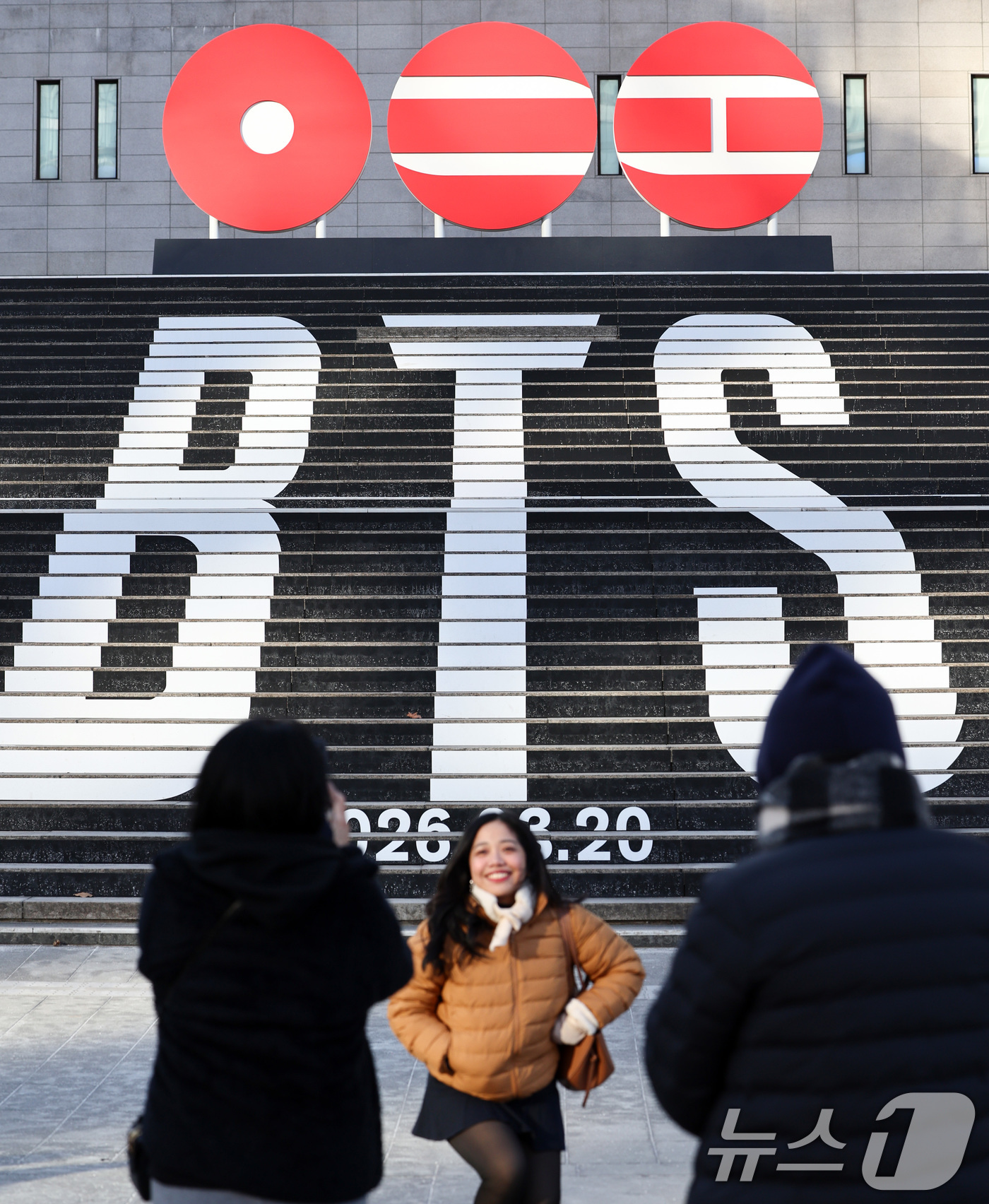 (서울=뉴스1) 최지환 기자 = 22일 오후 서울 종로구 세종문화회관 계단에 설치된 방탄소년단(BTS)의 정규 5집 컴백을 알리는 홍보물을 배경으로 관광객들이 기념촬영을 하고 있다 …