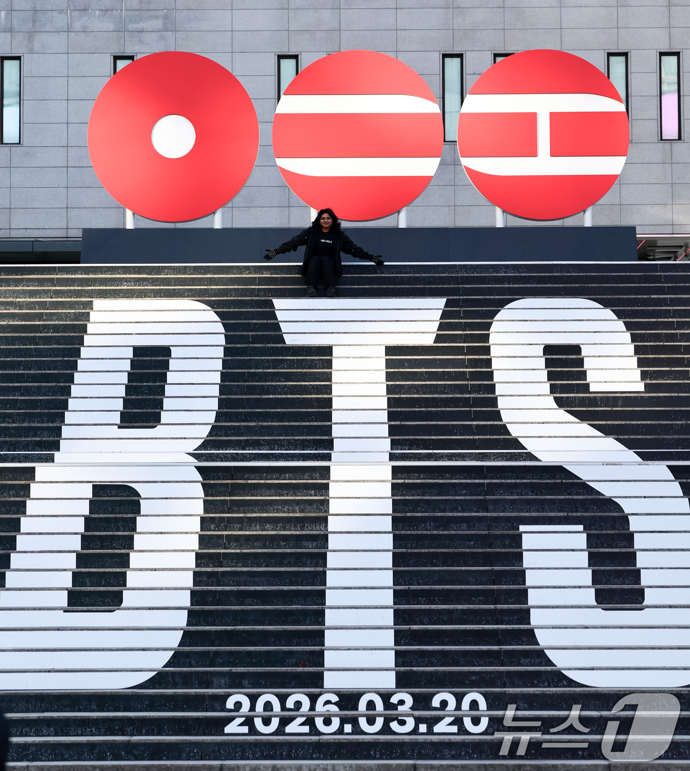 (서울=뉴스1) 최지환 기자 = 22일 오후 서울 종로구 세종문화회관 계단에 설치된 방탄소년단(BTS)의 정규 5집 컴백을 알리는 홍보물을 배경으로 관광객들이 기념촬영을 하고 있다 …