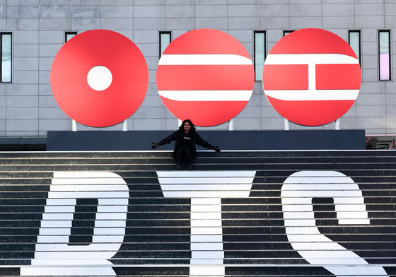 방탄소년단 로고에서 기념촬영하는 관광객