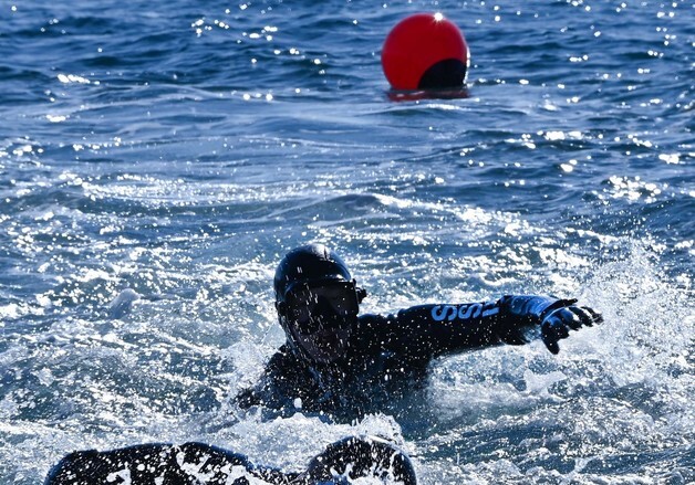 "혹한 뚫고 반환점으로"…얼음장 동해 녹인 SSU '철인 선발전'