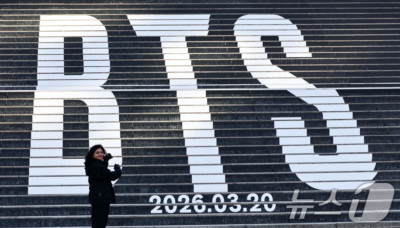 (서울=뉴스1) 최지환 기자 = 22일 오후 서울 종로구 세종문화회관 계단에 설치된 방탄소년단(BTS)의 정규 5집 컴백을 알리는 홍보물을 배경으로 관광객들이 기념촬영을 하고 있다 …