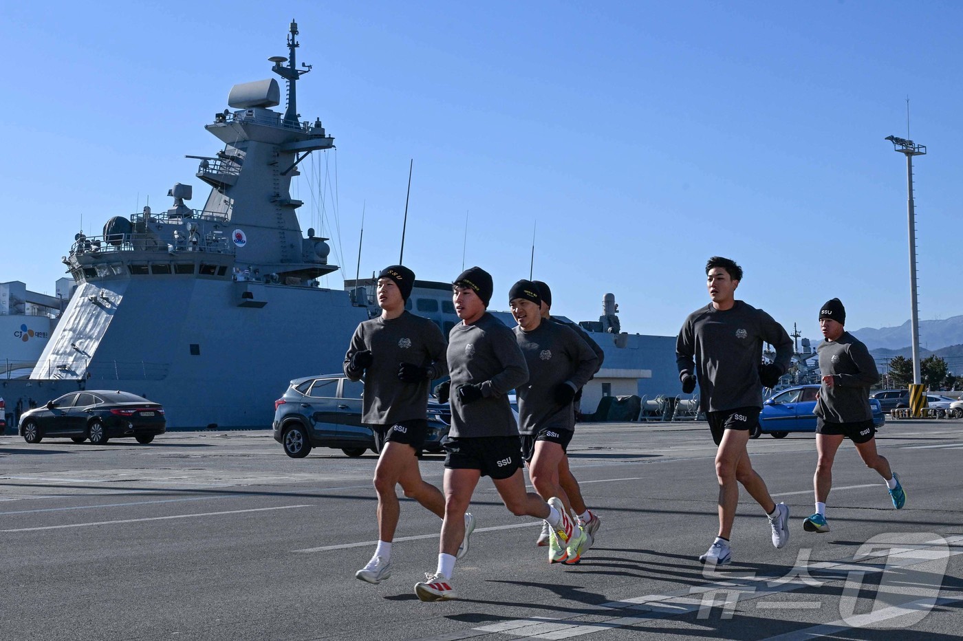 (동해=뉴스1) 윤왕근 기자 = 22일 철인 심해잠수팀 선발 경기 종목인 5㎞ 달리기에서 해군 SSU 5구조작전중대 대원들이 혹한기 동해안의 칼바람을 가르며 동해군항 1부두를 질주 …