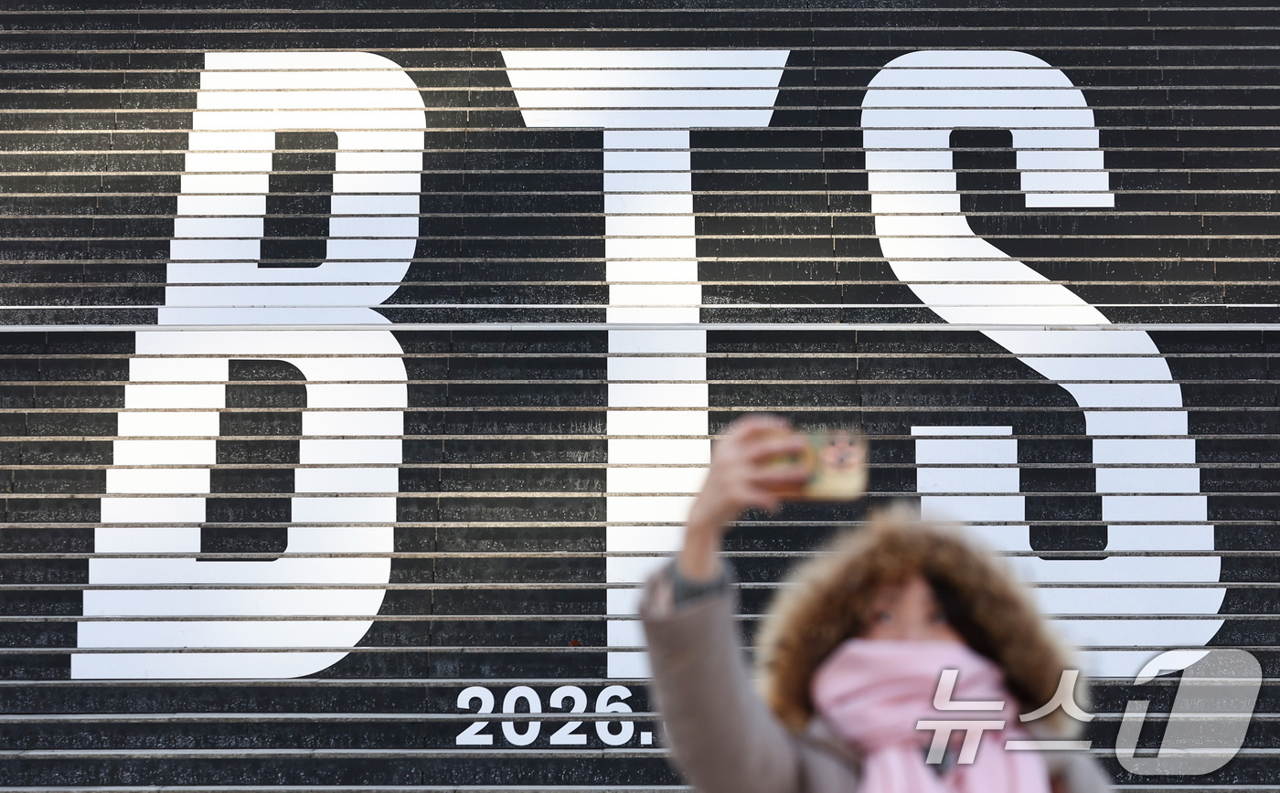 (서울=뉴스1) 최지환 기자 = 22일 오후 서울 종로구 세종문화회관 계단에 설치된 방탄소년단(BTS)의 정규 5집 컴백을 알리는 홍보물을 배경으로 관광객들이 기념촬영을 하고 있다 …