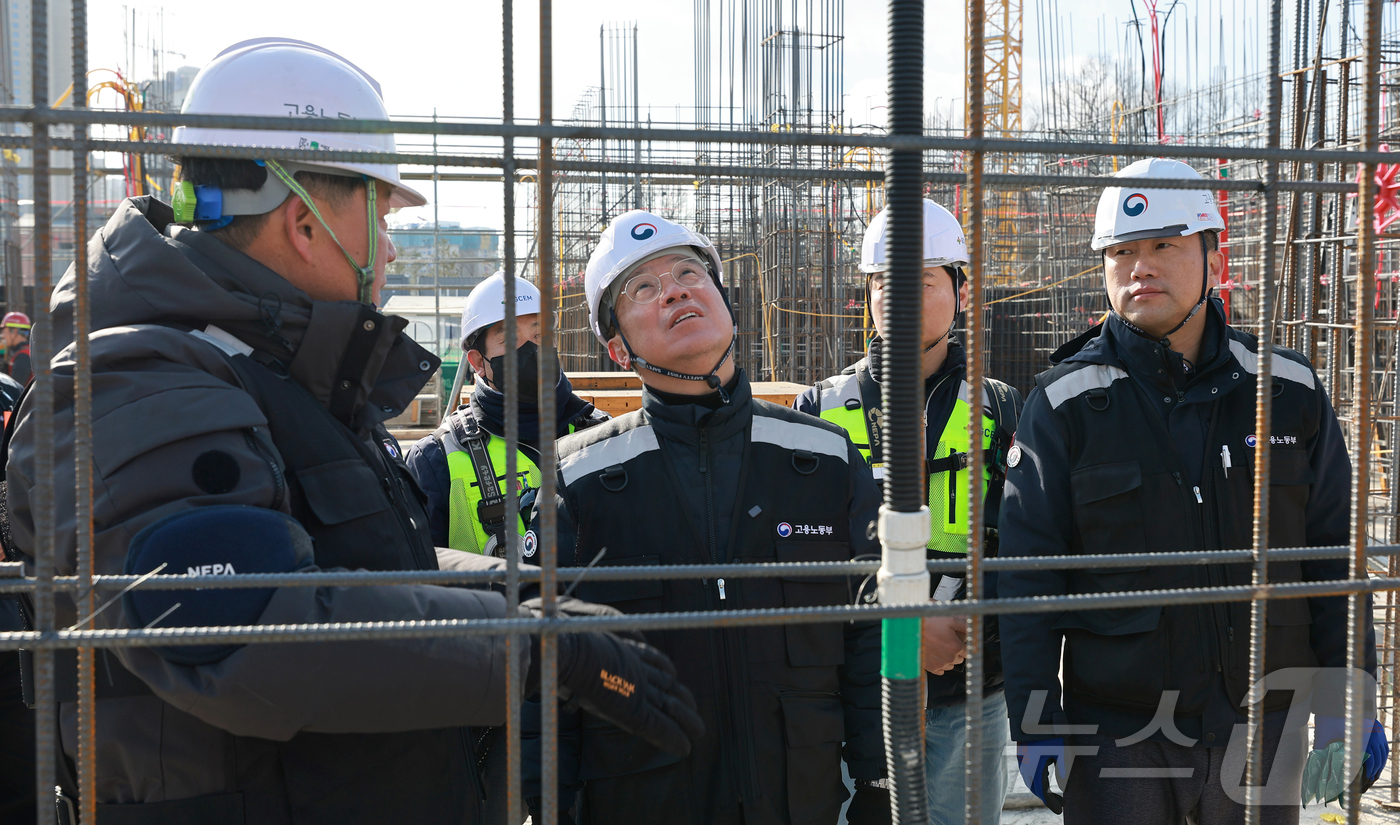 (서울=뉴스1) = 김영훈 고용노동부 장관이 22일 오후 청주시 소재 소규모 건설현장이 밀집한 지역에서 패트롤 점검을 실시하고 있다. (고용노동부 제공. 재판매 및 DB 금지) 2 …