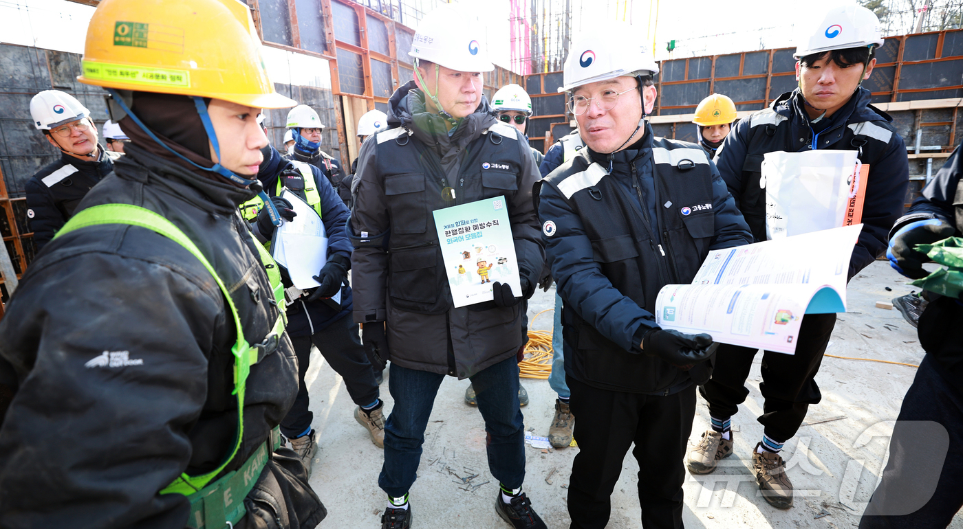 (서울=뉴스1) = 김영훈 고용노동부 장관이 22일 오후 청주시 소재 소규모 건설현장이 밀집한 지역에서 패트롤 점검을 실시하고 있다. (고용노동부 제공. 재판매 및 DB 금지) …